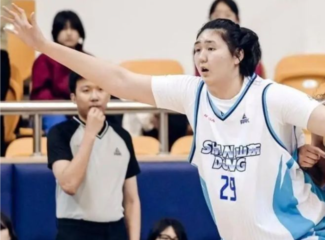 开云体育下载-18岁2米26中锋打出巨星水平！7分46秒，12投9中 轰19分10板